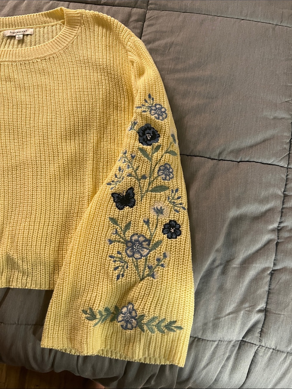 Francesca’s Yellow sweater - Picture 4 of 4